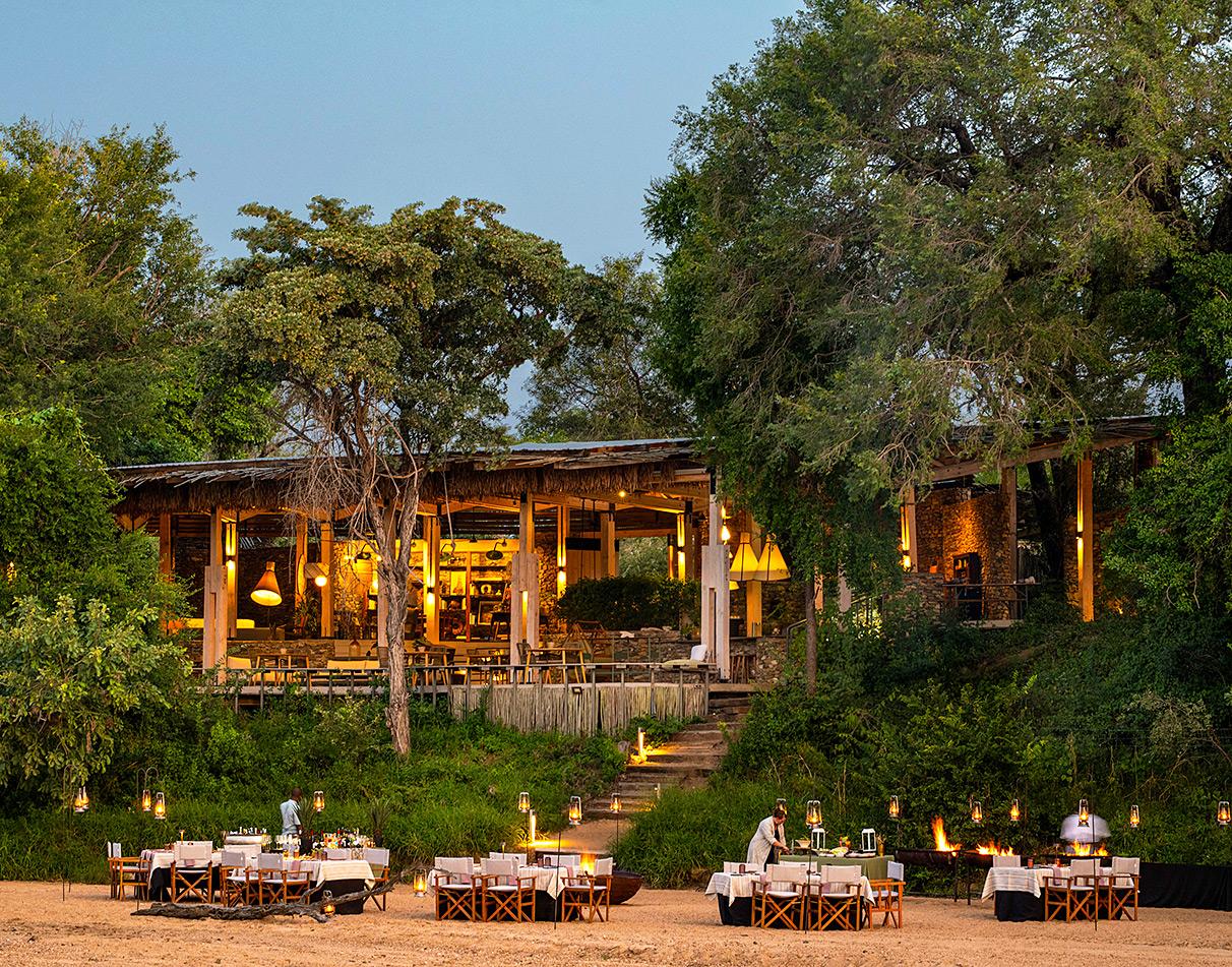 Open-air dining experience under the stars at Thornybush Saseka.