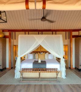 Sindile at Shamwari double bedroom with four-poster mosquito net bed.