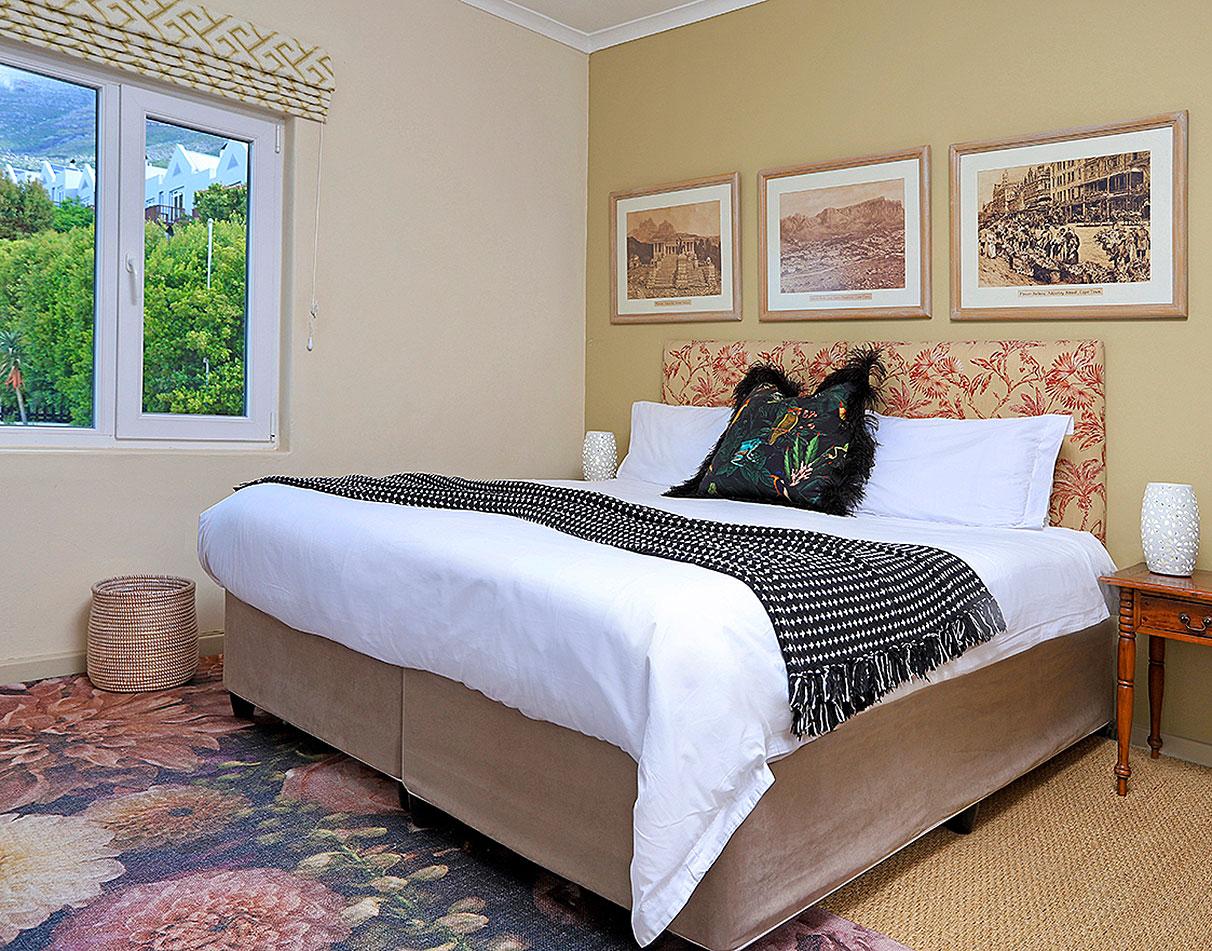 A double bed at Rosedene Guesthouse in Cape Town