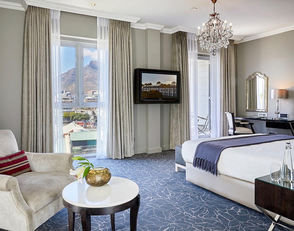Bedroom with views on Table Mountain - Queen Victoria Hotel